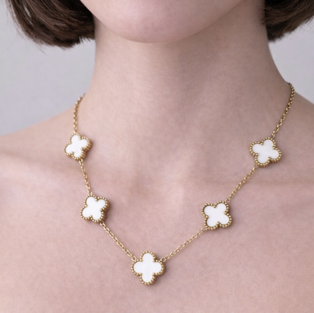 COLLAR VAN EN BLANCO Y DORADO